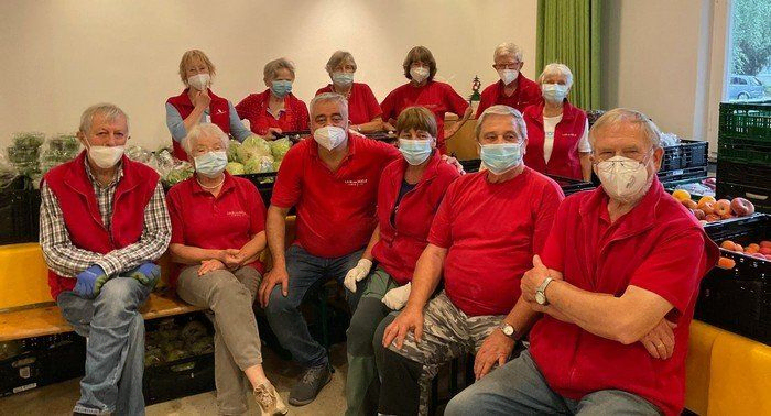 Foto des Laib-und-Seele-Teams Alt-Wittenau zur Coronazeit mit Masken