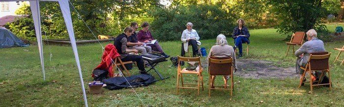 Foto Chorprobe im Kirchgarten Waidmannslust
