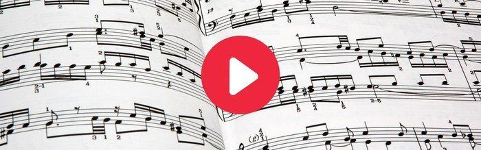 Roter Play-Button auf Notenblatt
