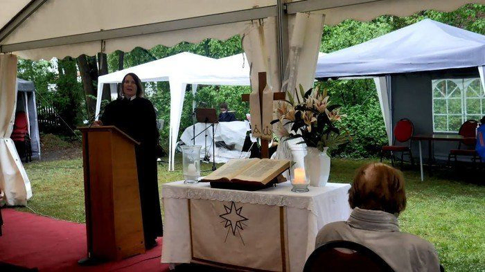 Open-Air-Gottesdienst im Gemeindegarten mit Zelt