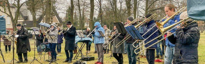 Bläserchor Alt-Wittenau spielt auf der Dorfaue Wittenau